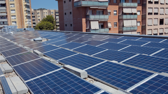 plaques solars al terrat d'un edifici de Viladecans