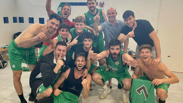 Jugadors del Bàsquet Viladecans celebren la permanència