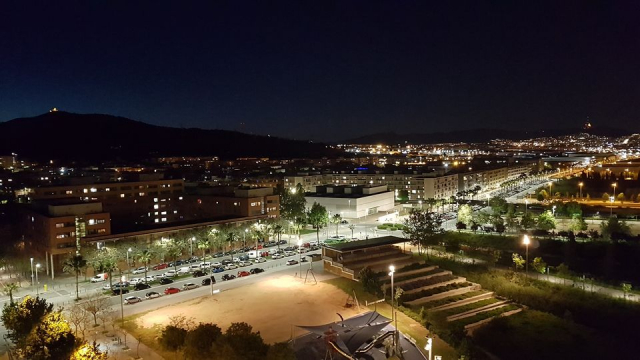 vista nocturna d'un barri de Viladecans