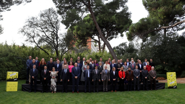 Foto de família dels alcaldes i alcaldesses dels municipis catalans del Tour de França 2026