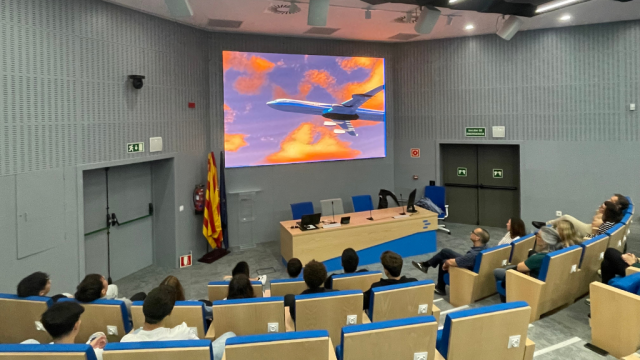 15 joves de 4t d'ESO de l'institut, a la sala d'actes d'Enaire