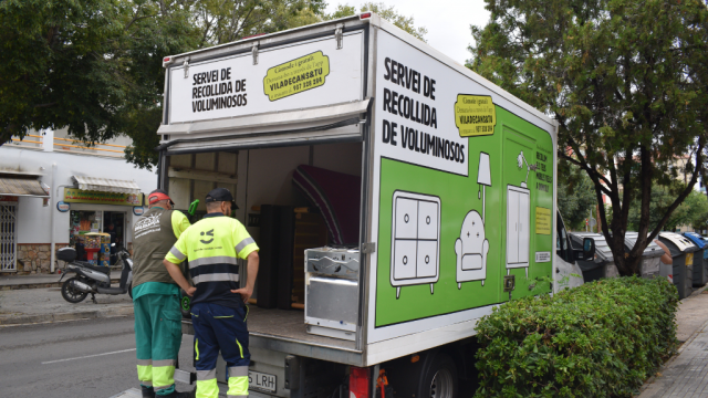 Operaris fent servei de recollida de mobles