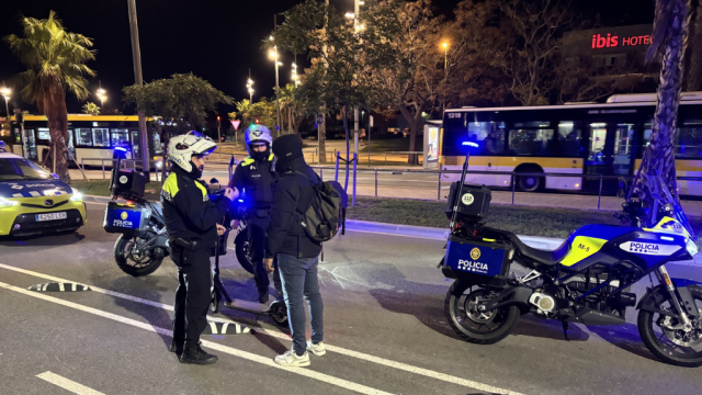 Policia Local realitzant un control de patinets