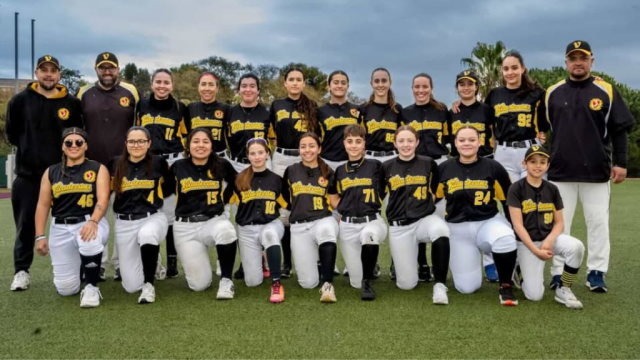Les jugadores del Softbol Viladecans, amb el cos tècnic