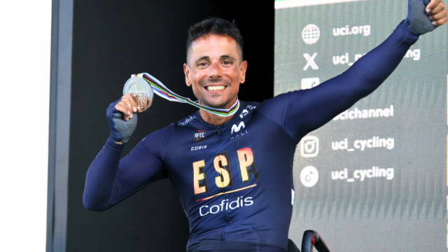 Sergio Garrote, mostrant orgullós la seva medalla de plata