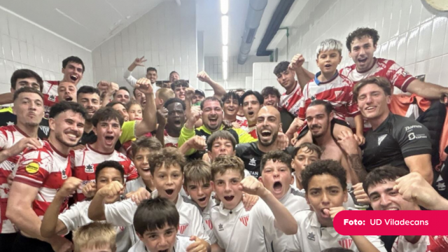 Els jugadors de la UD Viladecans, feliços després de vèncer al Tortosa