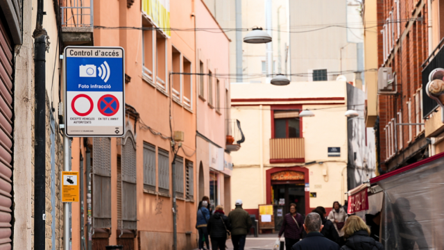 Fotografia del carrer Jaume Abril, on figura la nova senyalització del control d'accés