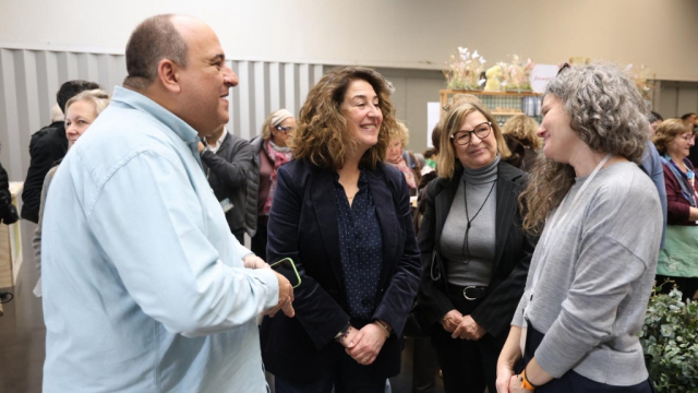 L'alcaldessa Olga Morales amb l'organització de la fira una expositora