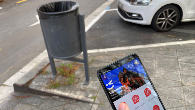 Persona utilitzant l'app Viladecans&Tu
