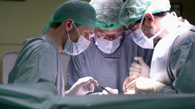 doctors de l'Hospital de Viladecans realitzant una operació de pròtesi de genoll