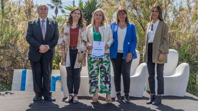 Carme Gimeno recollint en distintiu de turisme sostenible Biosphere