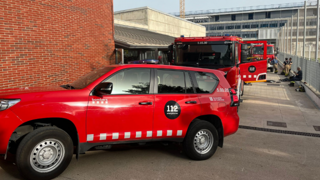 Bombers en l'extinció del petiti incendi a Atrium