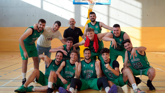 Jugadors del CB Viladecans celebrant el resultat