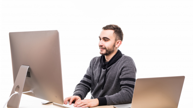 un jove informàtic amb el seu ordinador