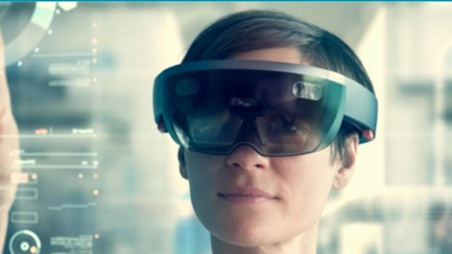dona amb ulleres de realitat virtual