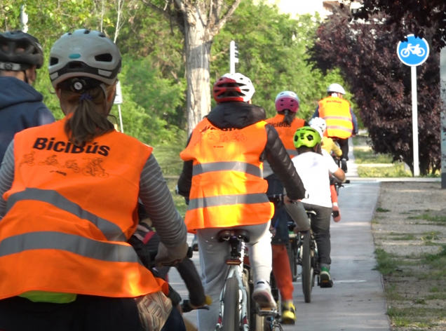Pares i alumnes de l'Escola Mediterrània circulen pel carril bici de l'avinguda de Francesc Macià a la prova pilot del BiciBús
