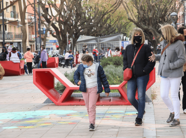 Familia passejant a la rambla de Viladecans