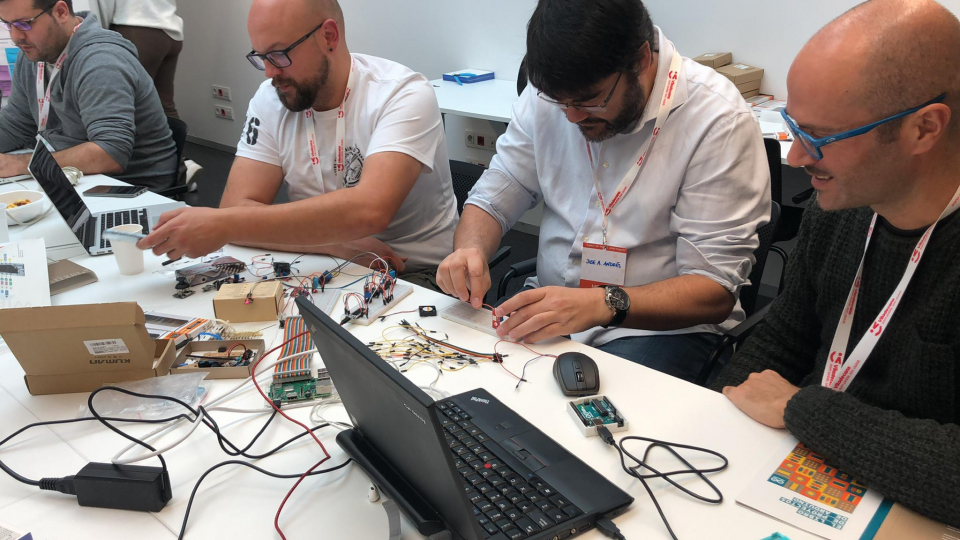 persones treballant amb material electrònic